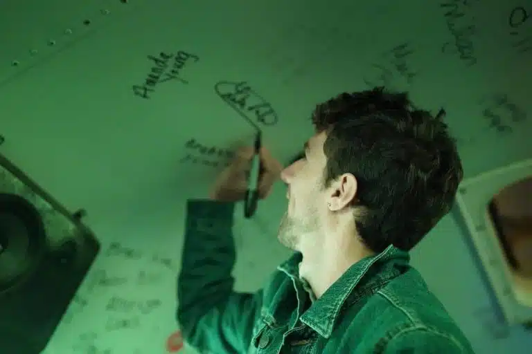 Sign the cealing